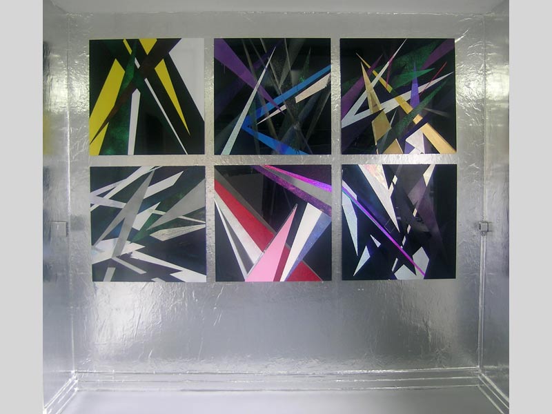 Sandra Poppe - Box // Installation / Aluminumfolie / Acrylfarbe/ Autolack / Farbfolien / auf Acrylglas / 75 x 75 cm/ 2008/09